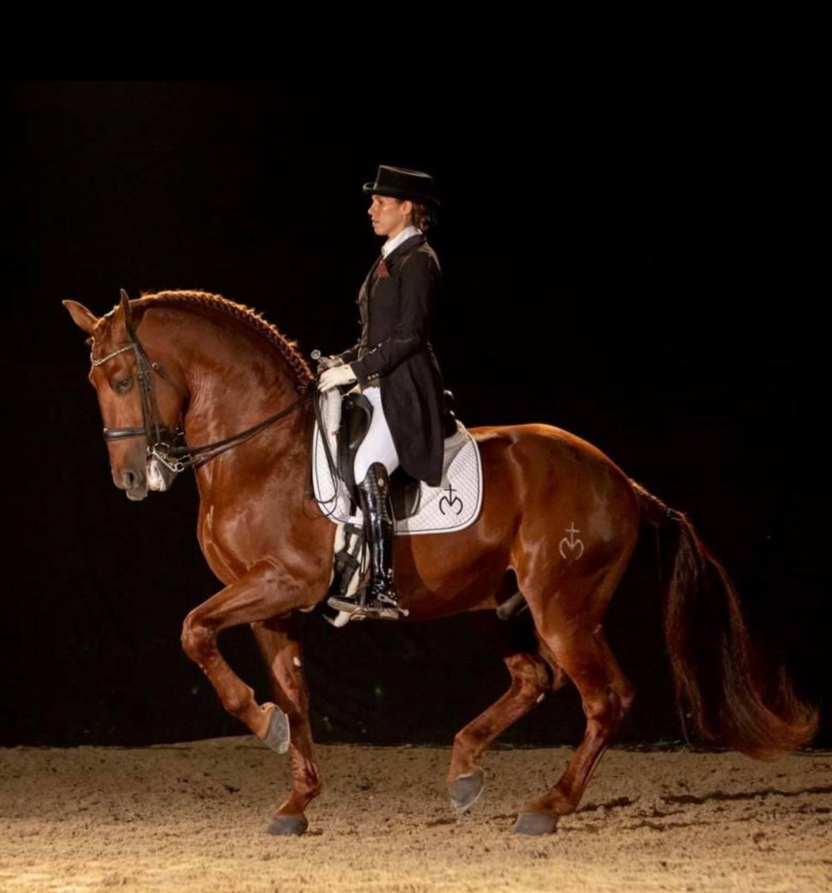 Lorena Morales compitiendo con uno de los caballos de la ganadería Las Morerías.