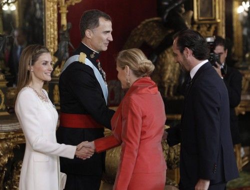 Los nueves Reyes han saludado a diversas personalidades de España en el Palacio Real