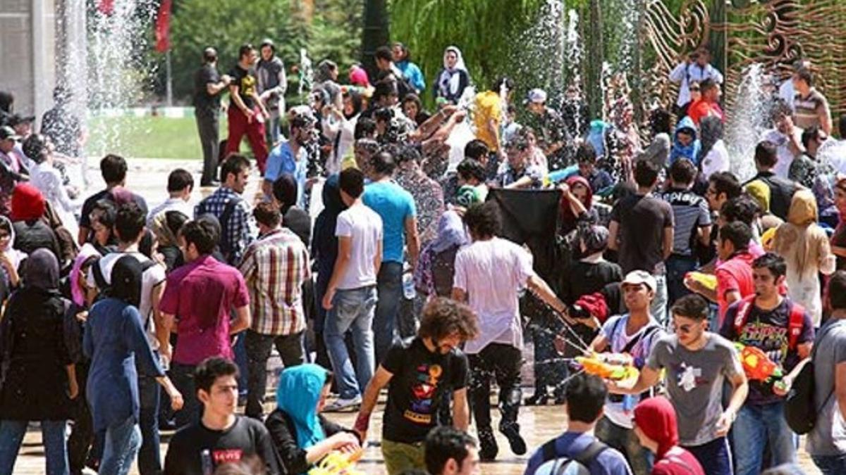 Varios jóvenes participan en una &quot;batalla de agua&quot; en Teherán, en una imagen alojada en el portal tehranlive.org.