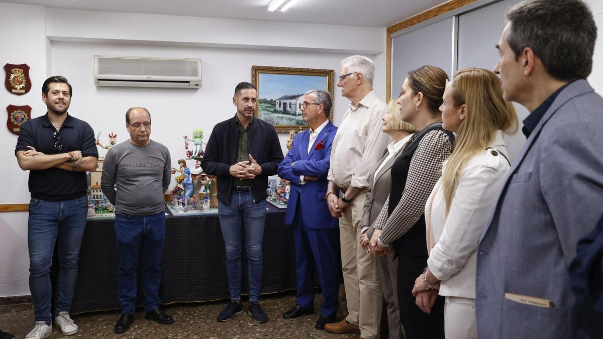 Visita del alcalde al local de la asociación vecinal del Quint en Mislata.