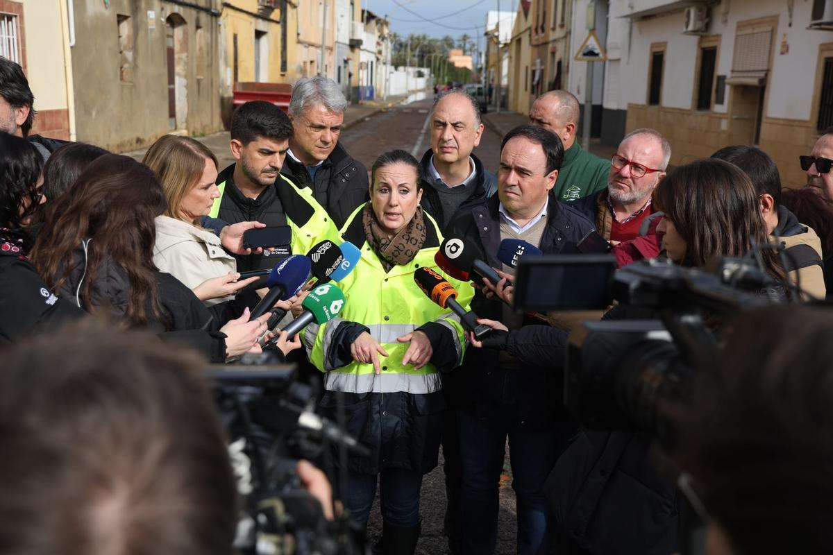 Vecinos de Cogullada limpian en barro de sus casas tras la inundación Vecinos de Cogullada limpian en barro de sus casas tras la inundación