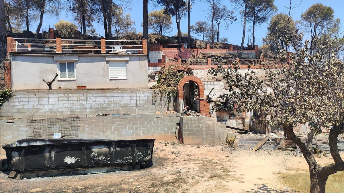 La casa completament destruïda a la banda dreta de la imatge. A l'esquerra, una sala pels nens i la piscina sense muntar