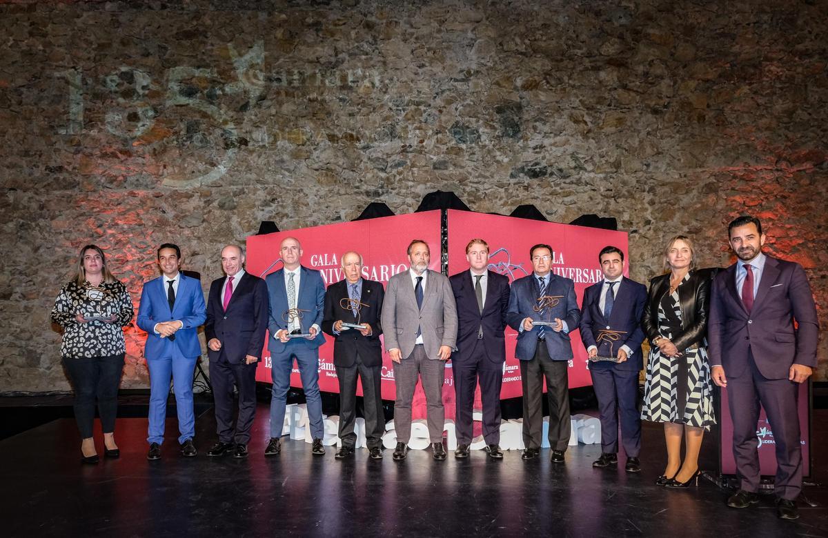 Mariano García Sardiña con los tres últimos presidentes de la Cámara de Comercio de Badajoz y las autoridades y homenajeados, en el escenario.