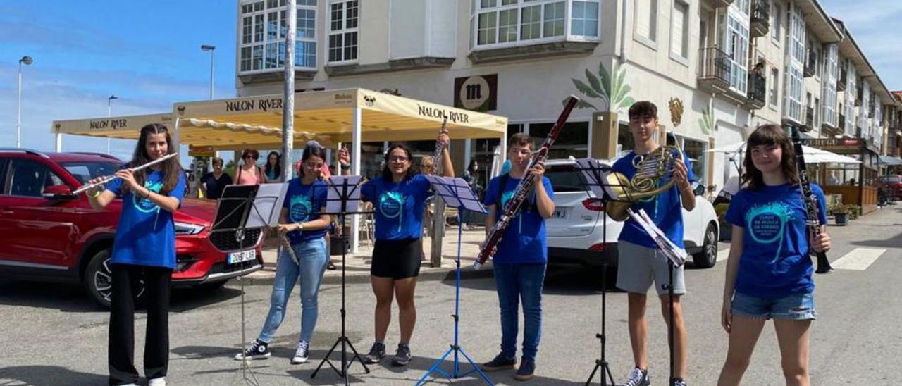 Un grupo actúa en la intersección entre Rubén Darío y la avenida de Los Quebrantos.