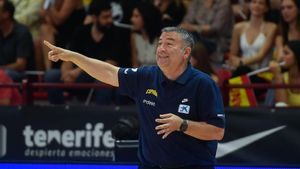 Miguel Méndez, seleccionador del equipo femenino español de baloncesto, durante un amistoso preparatorio para el Eurobasket.
