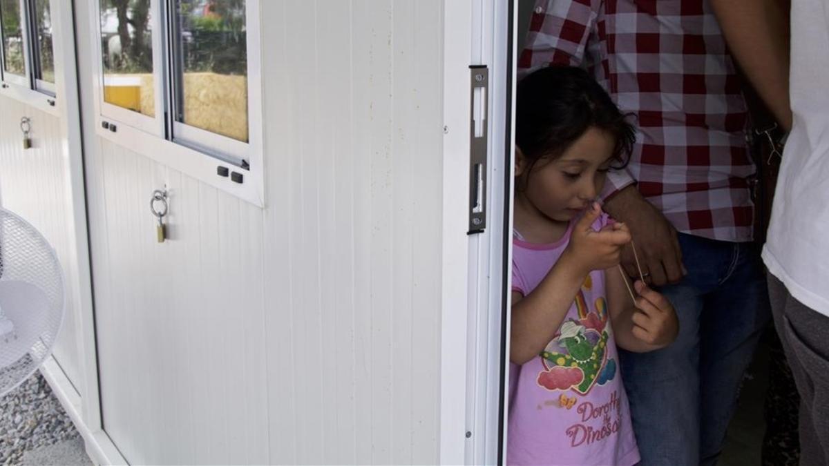 Una niña en uno de los barracones del campo de refugiados de la isla de Lesbos.