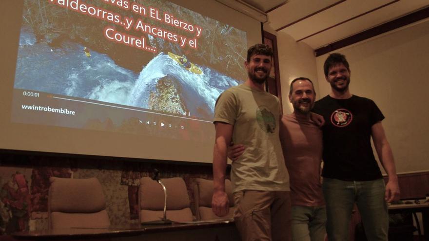 Miguel Pita en el centro, con sus compañeros de equipo Noé Rodríguez y Xoan Otero. | EVA PONTE