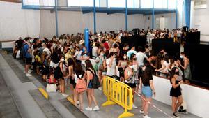 Jóvenes haciendo cola para hacerse el test de antígenos en el polideportivo de Canet de Mar.