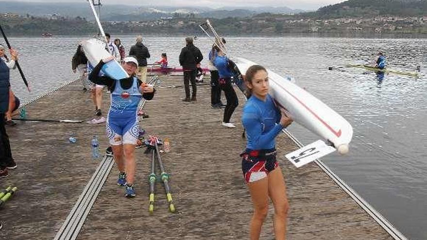 Deportistas en el parque náutico de Castrelo de Miño. // I. Osorio