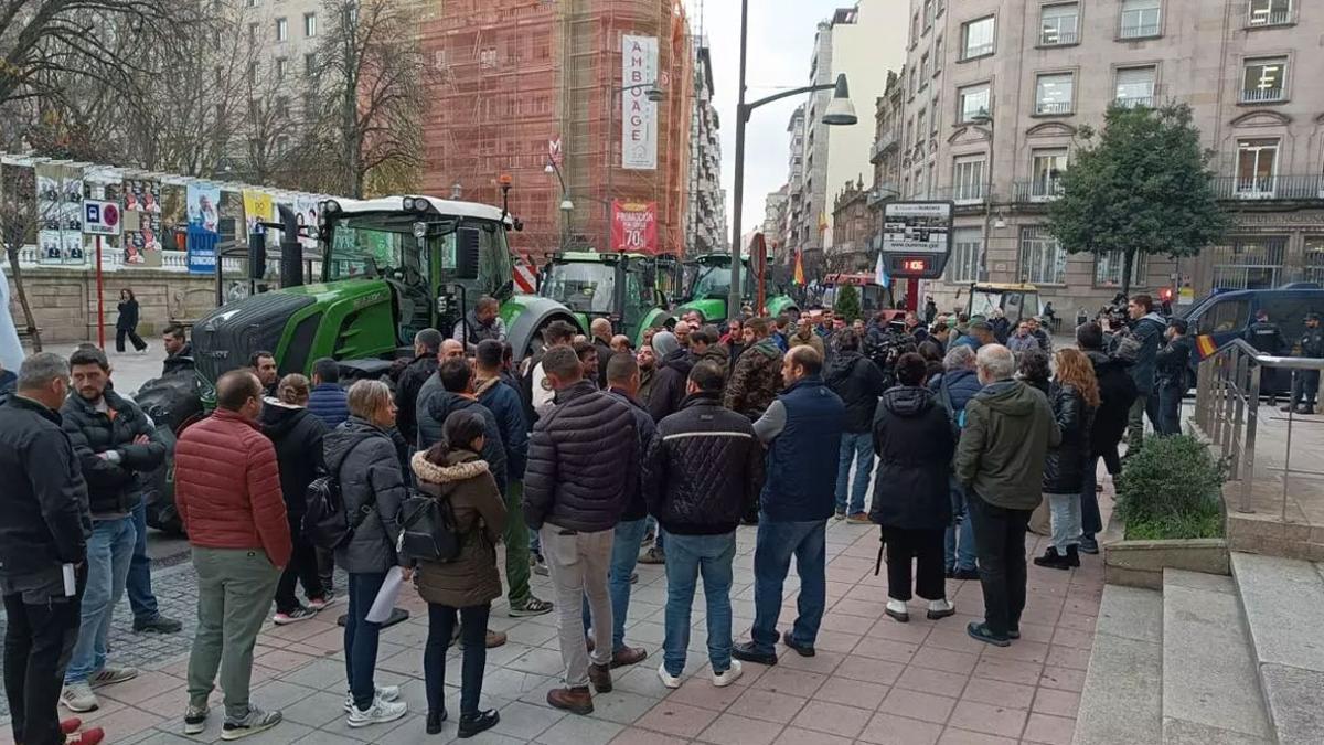 Agricultores concentrados esta mañana ante la Subdelegación del Gobierno en Ourense.