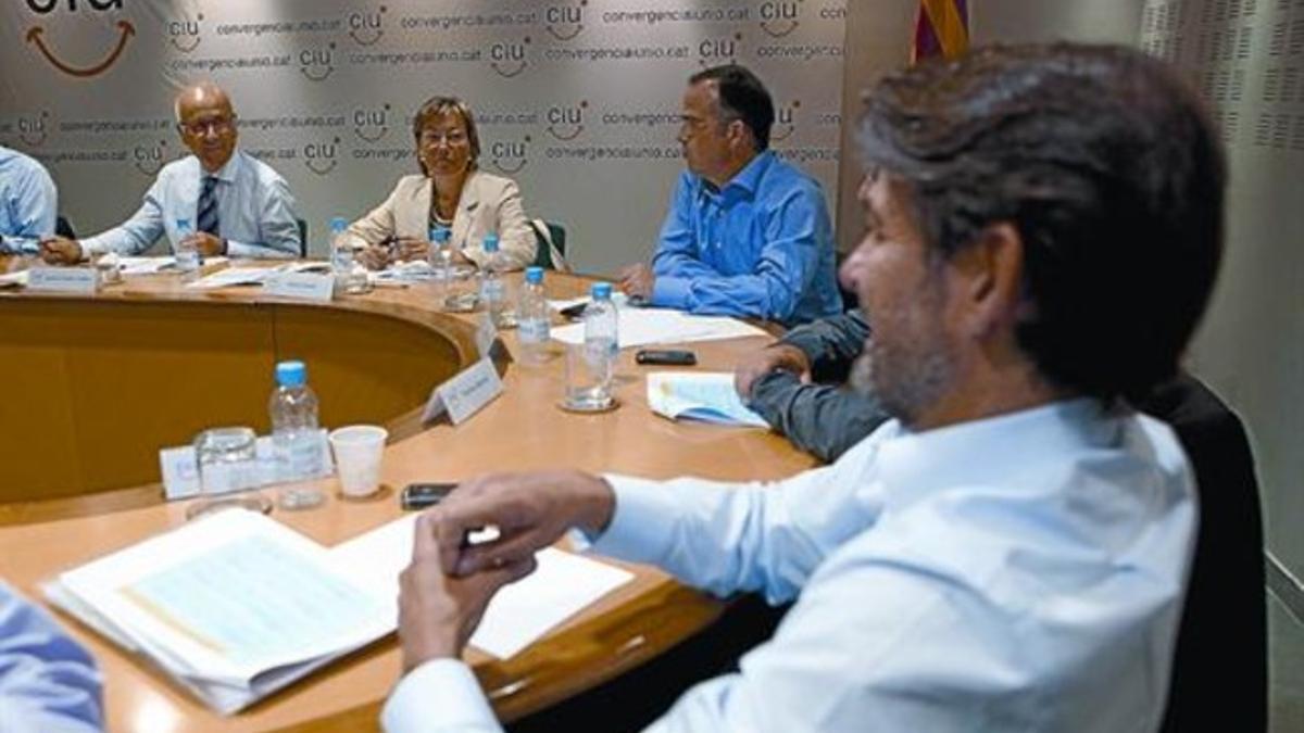 Josep Antoni Duran Lleida, Marta Llorens, Jordi Turull y Oriol Pujol, ayer, en la reunión del comité electoral de CiU.