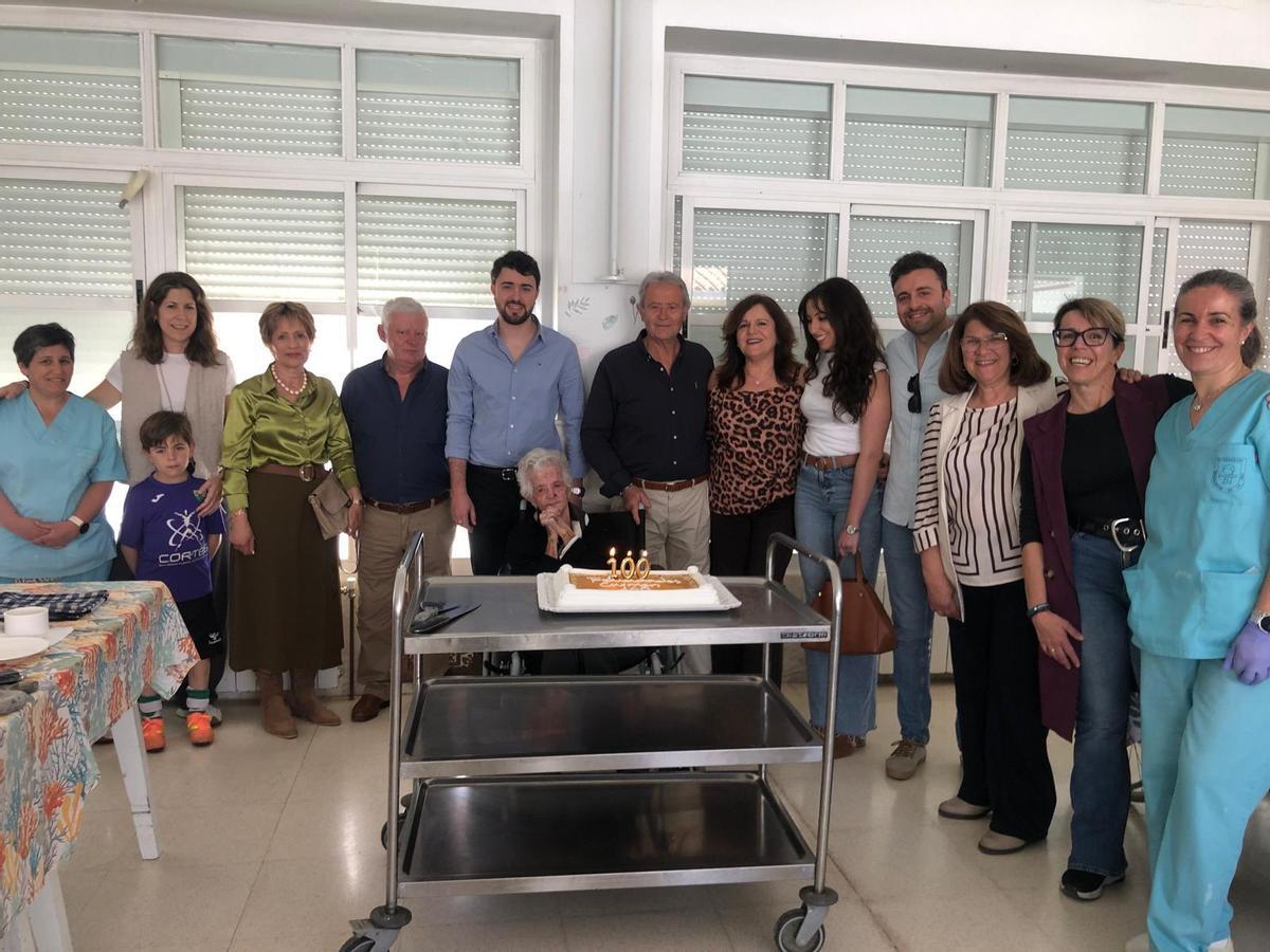 Carmen rodeada de familiares, representantes institucionales y cuidadoras.