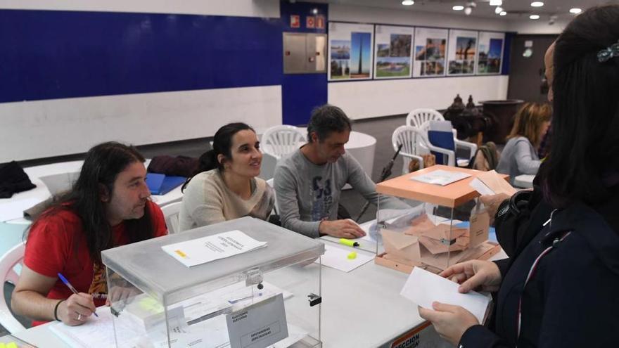 Votación en un centro electoral de A Coruña el año pasado