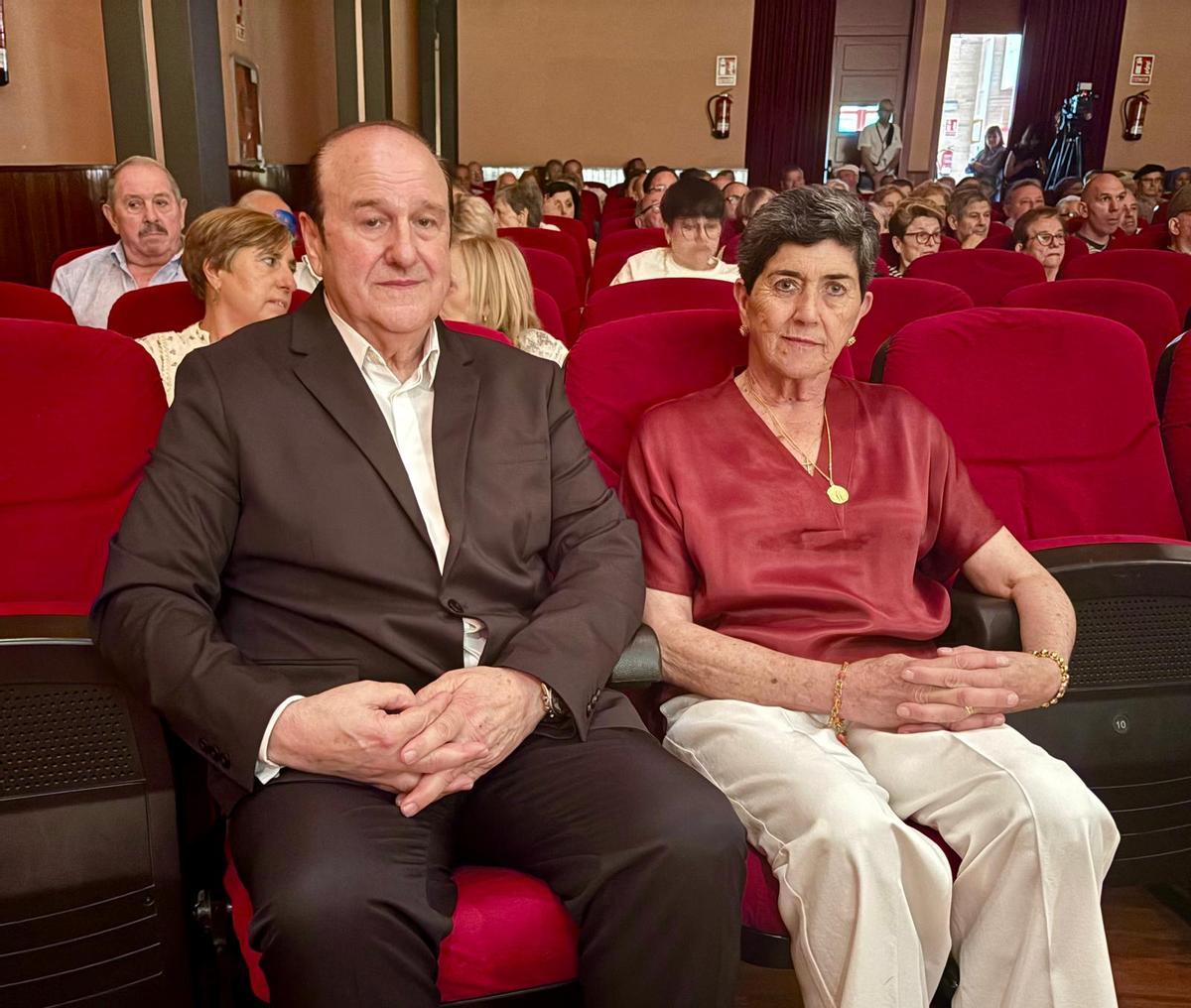 Pili Barrañeda y "El Cantu La Vara" en el teatro "Nuberu" de El Entrego