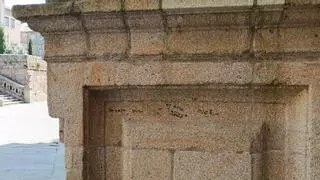 Aparecen nuevas pintadas en la Catedral de Santiago, en la fachada de la Praza da Inmaculada