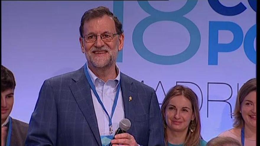 Rajoy anima a los jóvenes de NNGG a prepararse para ser los políticos del futuro