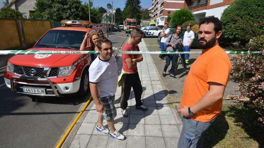 Los vecinos abandonando la zona para situarse tras el perímetro de seguridad. // Gustavo Santos