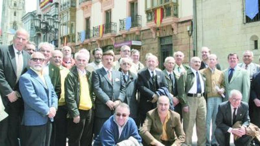 Grupo de amigos y colaboradores del Tabularium Artis Asturiensis, ayer, durante las celebraciones.