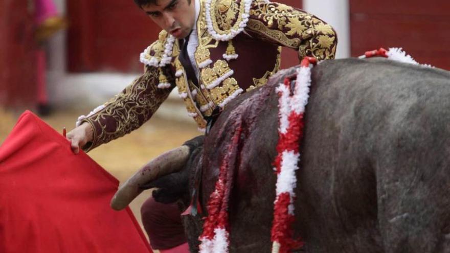 Muletazo genuflexo de Miguel Ángel Perera.