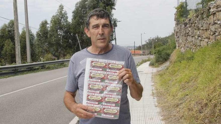 José Antonio Alfaya &quot;Chuco&quot;, con cupones de la ONCE.  // Santos A.