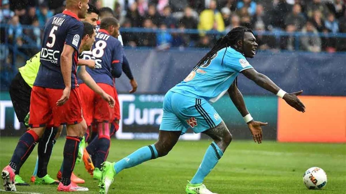 Gomis, protestando una jugada durante el Caen-Marsella