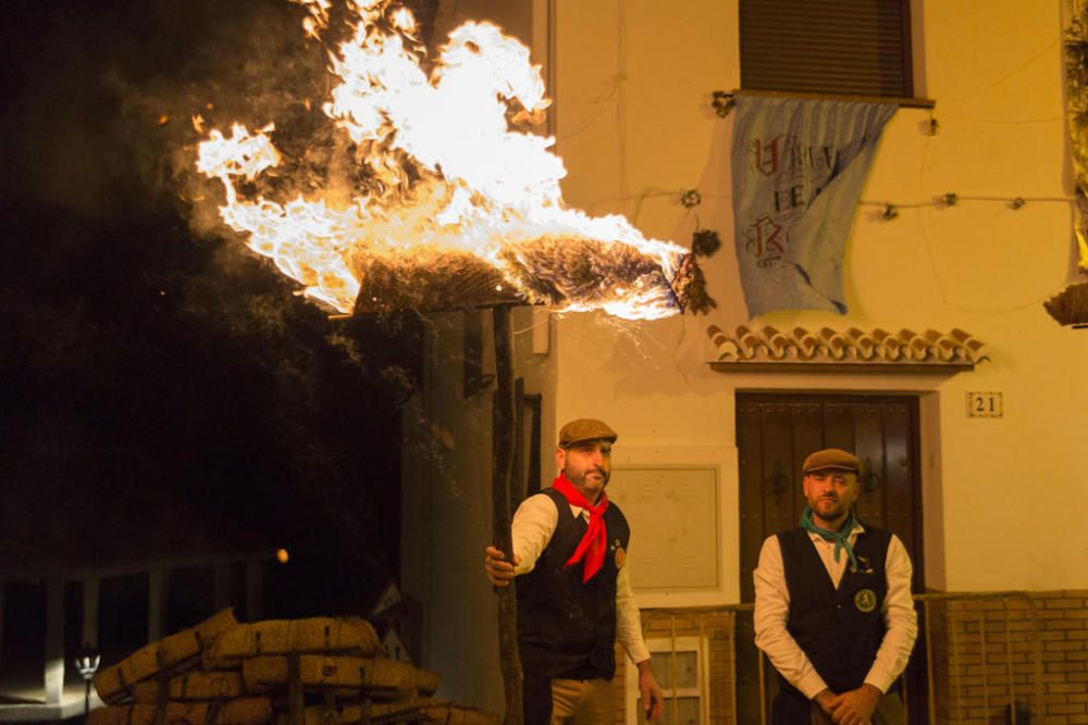 Fuego y villancicos acompañaron el camino de la Divina Pastora desde la ermita de la Veracruz