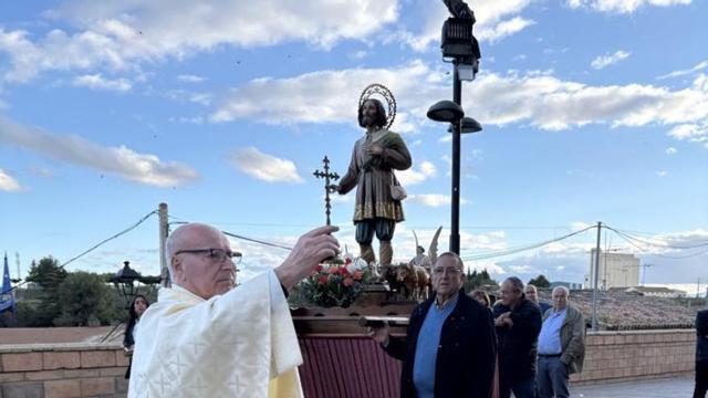 El párroco procedió a la bendición de términos.