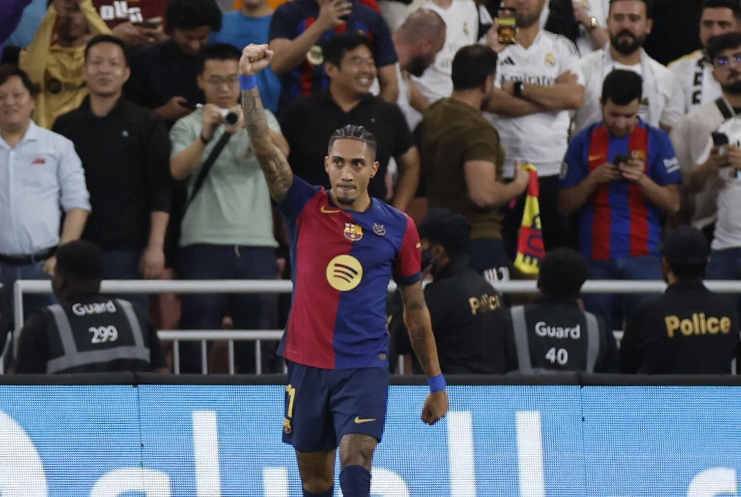 YEDA (ARABIA SAUDÍ), 12/01/2025.- El delantero del FC Barcelona Raphinha celebra su gol, tercero del equipo, durante el partido de la final de la Supercopa de España de fútbol entre el Real Madrid y el FC Barcelona, este domingo en Yeda, Arabia Saudí. EFE/ Alberto Estévez