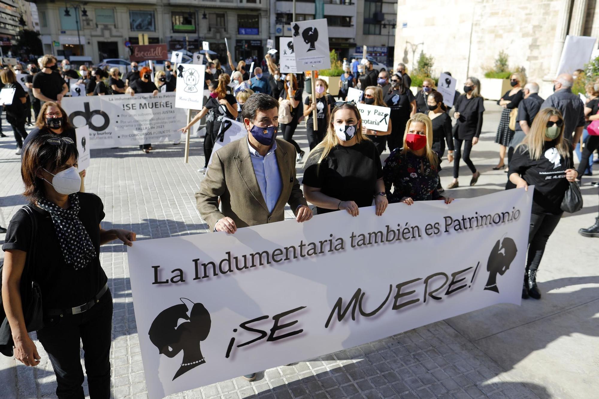 Manifestación de profesionales de la indumentaria tradicional valenciana.