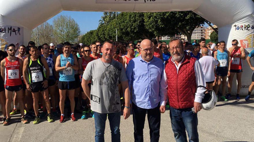 Imagen de la salida de la I Carrera Ciudad de Torre del Mar, que reunió a más de 500 corredores.