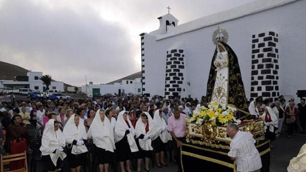 Virgen de Los Volcanes a su salida de la ermita en Lanzarote.