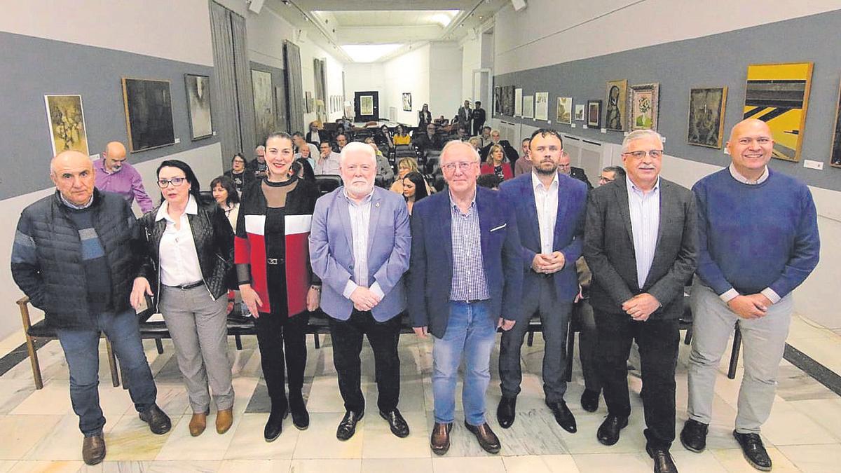 Alfonso Morales y Serafín Pedraza, en el centro, con otros directivos de las peñas y representantes de instituciones.