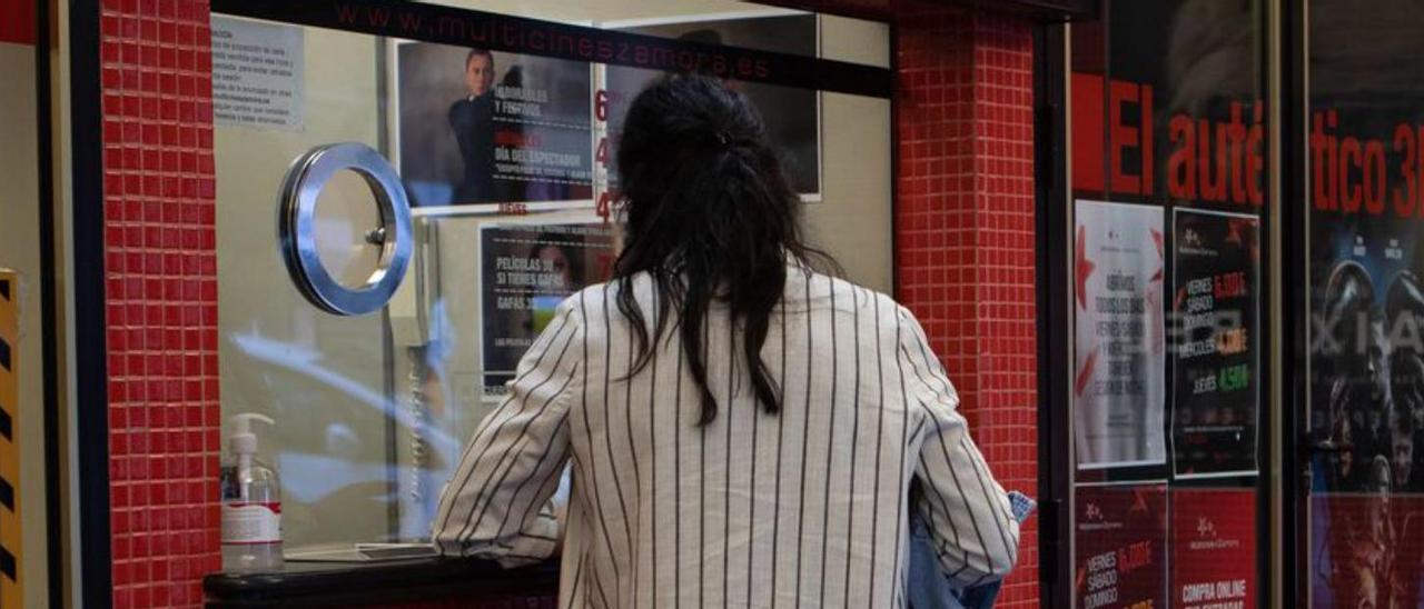 Una mujer saca la entrada del cine, en una imagen de archivo. |