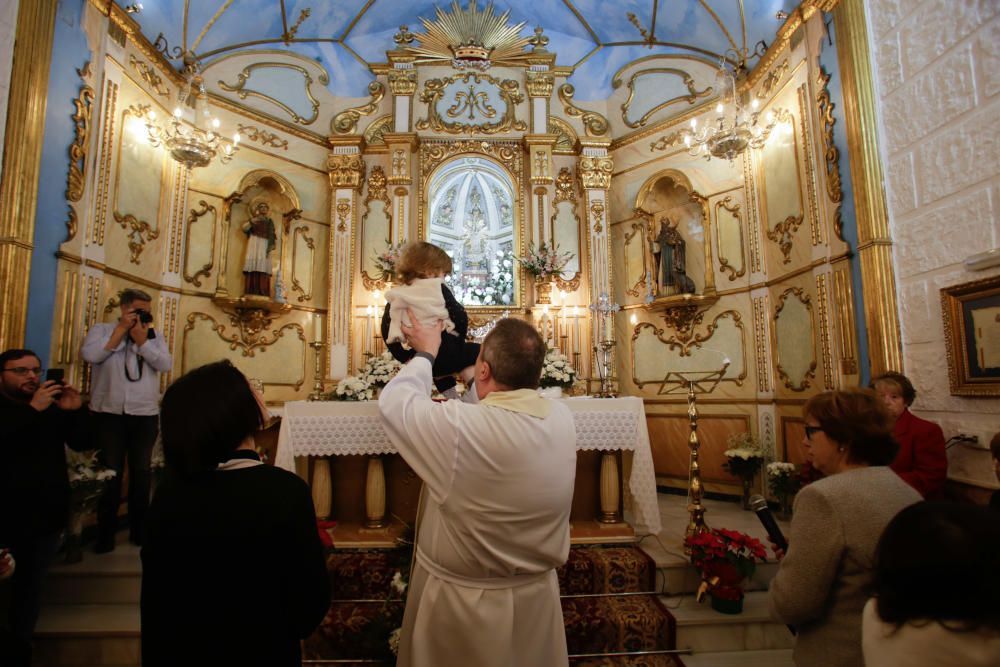 Bendición de los bebés en Santa Pola