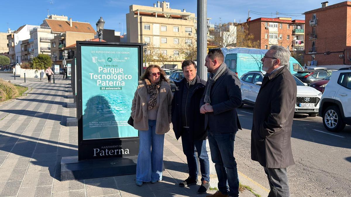 El portavoz del equipo de gobierno de Paterna, David Fortea junto a Antonio Alagarda, Manuela Pedraza y José María Martínez durante la visita de la exposición sobre el 35 aniversario