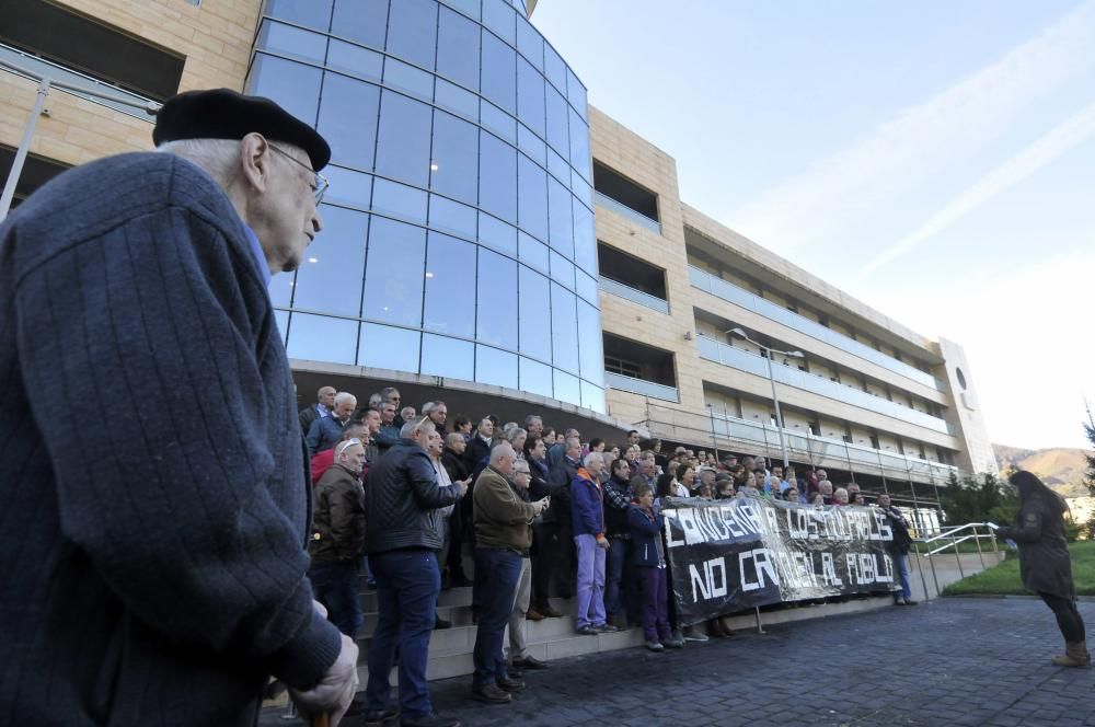 Protesta contra el cierre del geriátrico de Felechosa