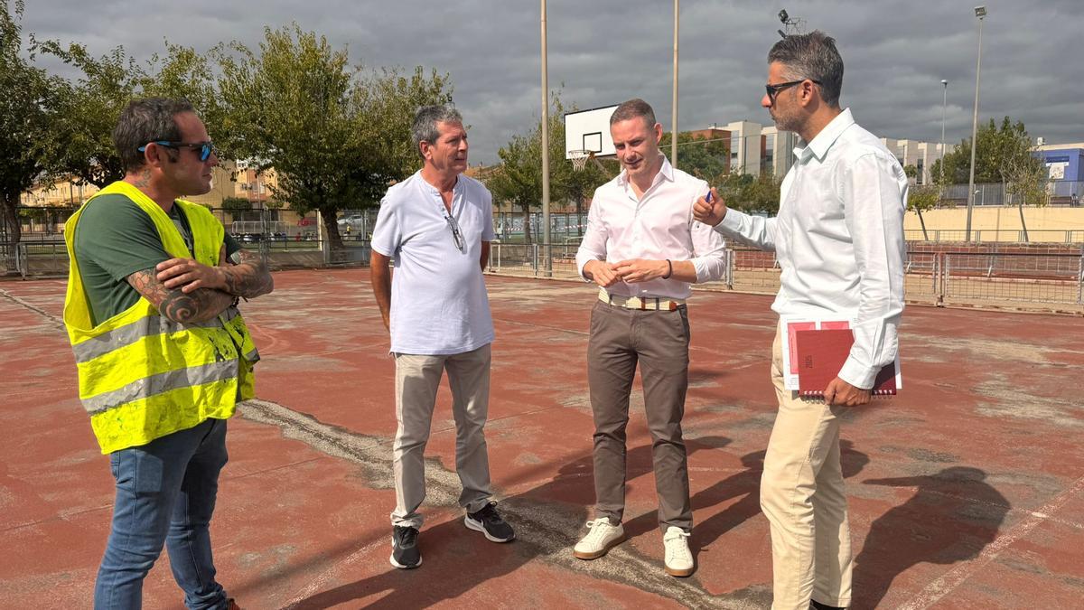 El concejal de Deportes, Miguel Ángel Noguera, visita las pistas del polideportivo de Guadalupe.
