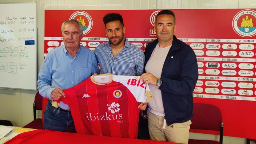 Contreras el día de su presentación como técnico junto a Toni Moreras y Sergio Tortosa. | R.J.P.