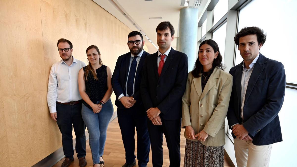 Los nuevos directivos de AJE flanquean a Carlos Fontán.