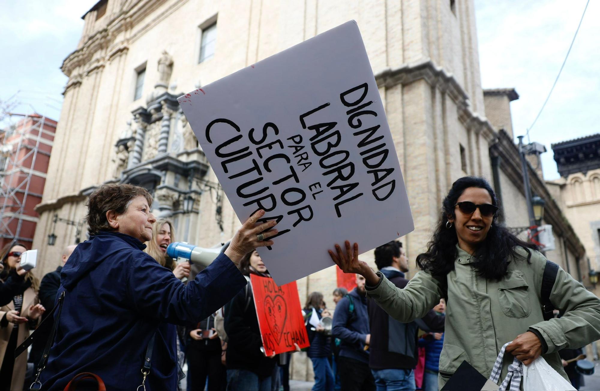 En imágenes | Cacerolada contra la política cultural del Ayuntamiento de Zaragoza