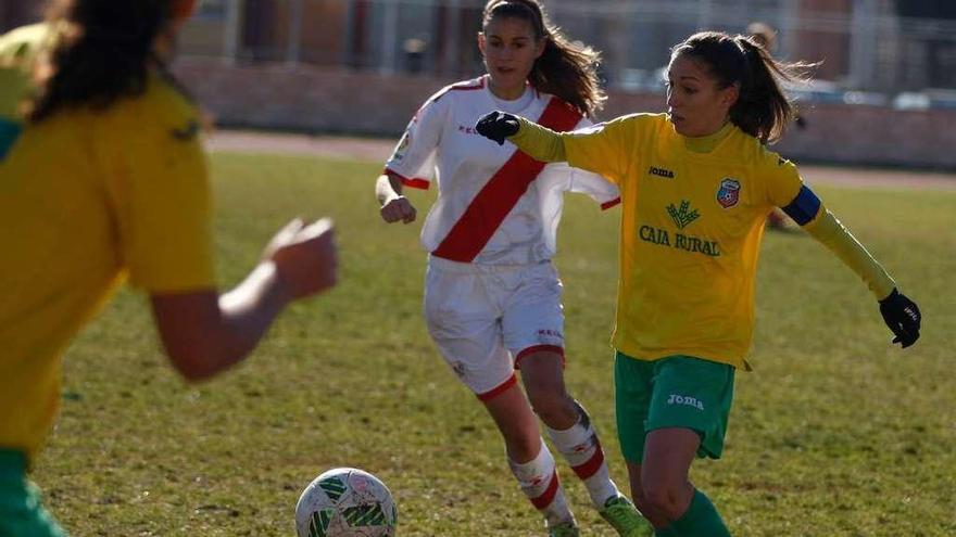 Saritilla se dispone a controlar el esférico durante el partido jugado ayer.