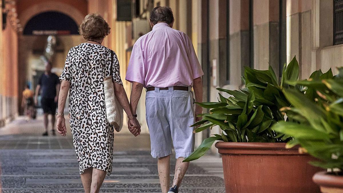 Una pareja de ancianos camina por el centro de Palma. | B. RAMON