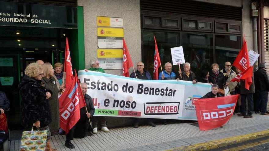 Los pensionistas de Comisiones se concentran frente al INSS