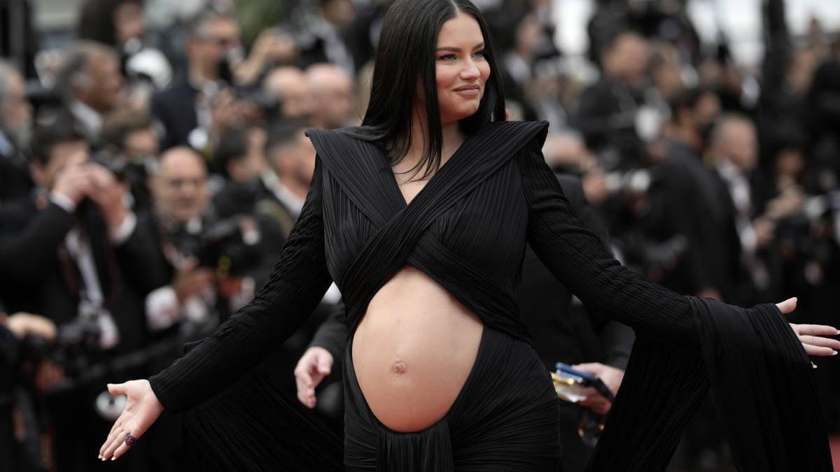 Adriana Lima emula a Rihanna y presume de embarazo en Cannes de la forma más sexy