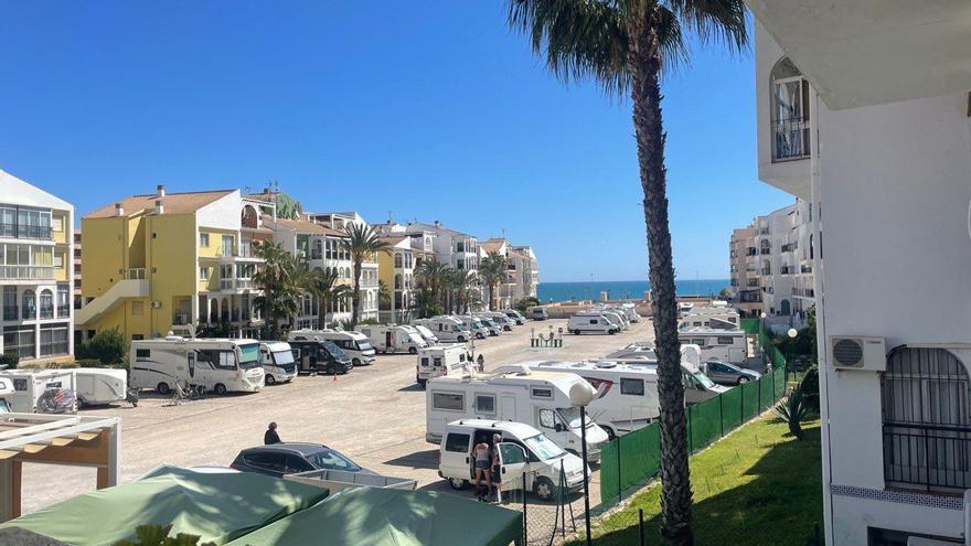 El Ayuntamiento de Torrevieja asegura que precintará el parking de caravanas tras la orden de cierre