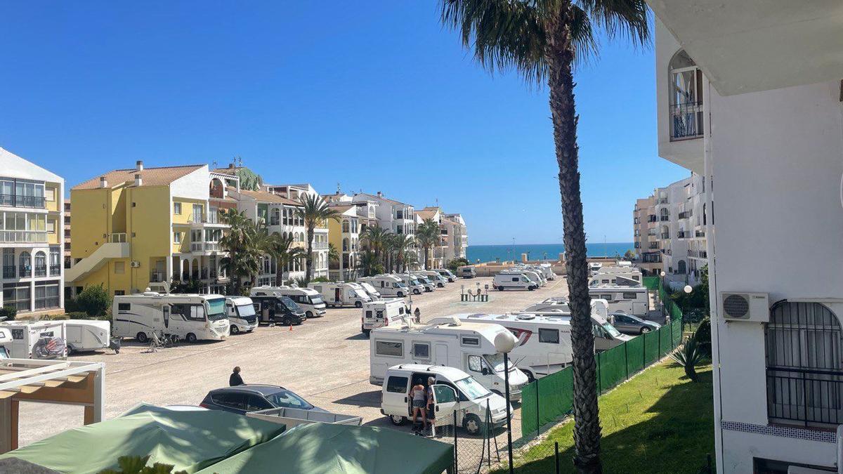 Aspecto del parking en superficie enclavado en un suelo junto al mar rodeado de edificios residenciales en Eliseos Playa