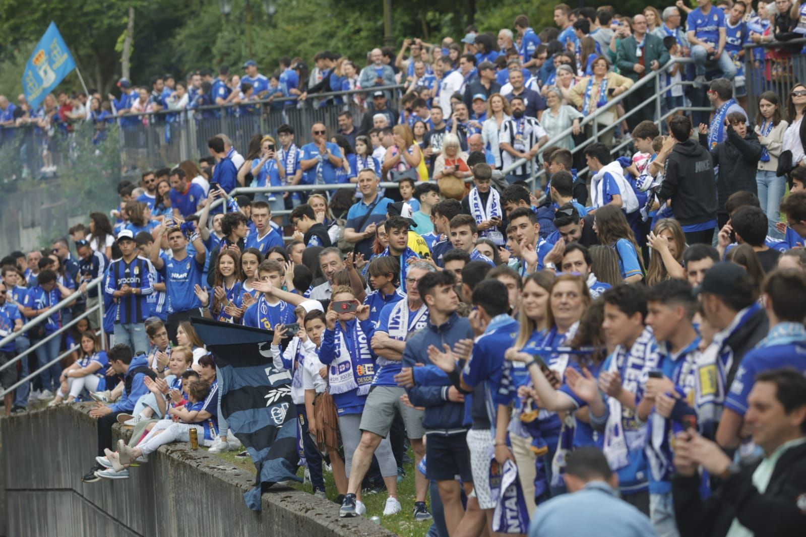 La afición del Oviedo sale a la calle para apoyar al equipo en el encuentro ante el Ibiza