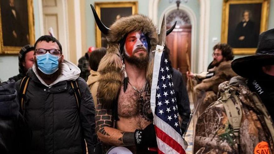 Uno de los seguidores de Trump, durante el asalto al Capitolio.