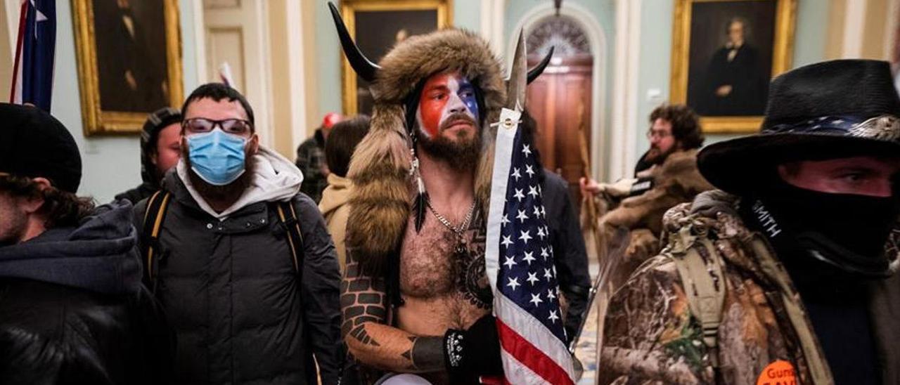 Uno de los seguidores de Trump, durante el asalto al Capitolio.