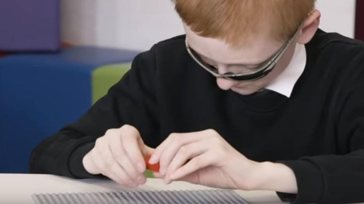 Un niño ciego jugando con Lego Braille